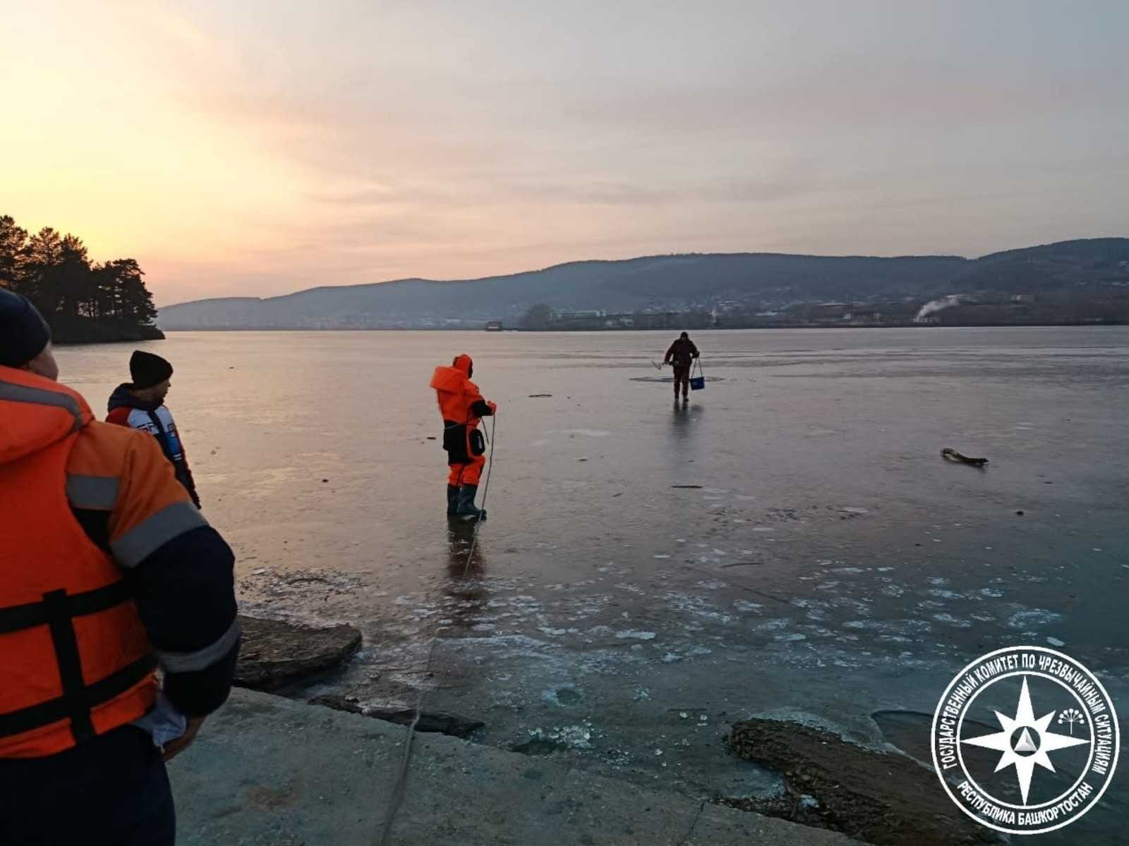 В Белорецке спасли рыбака, который вышел на тонкий лед