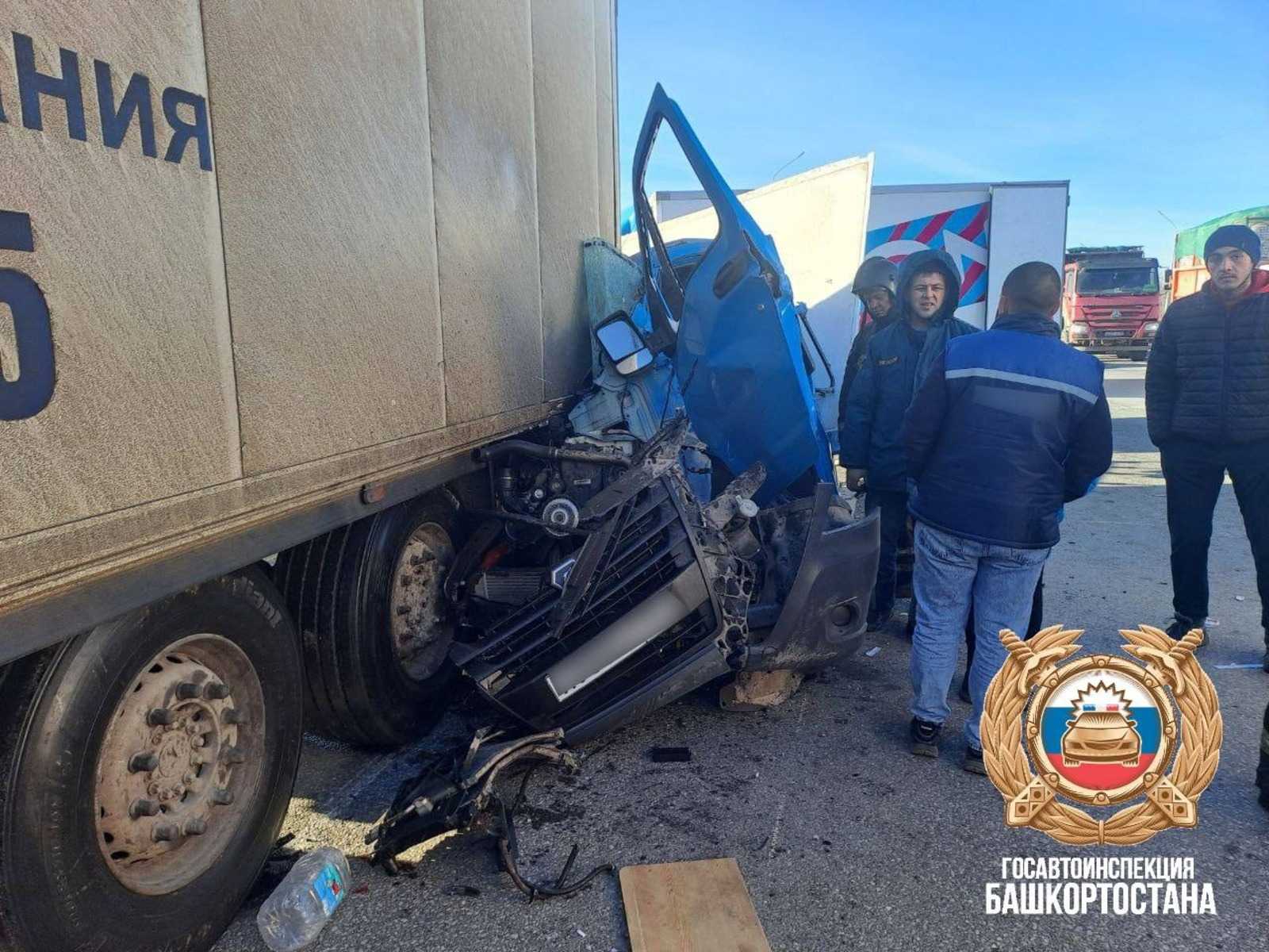 В Уфе водитель «ГАЗели» застрял в кабине после аварии на М-5