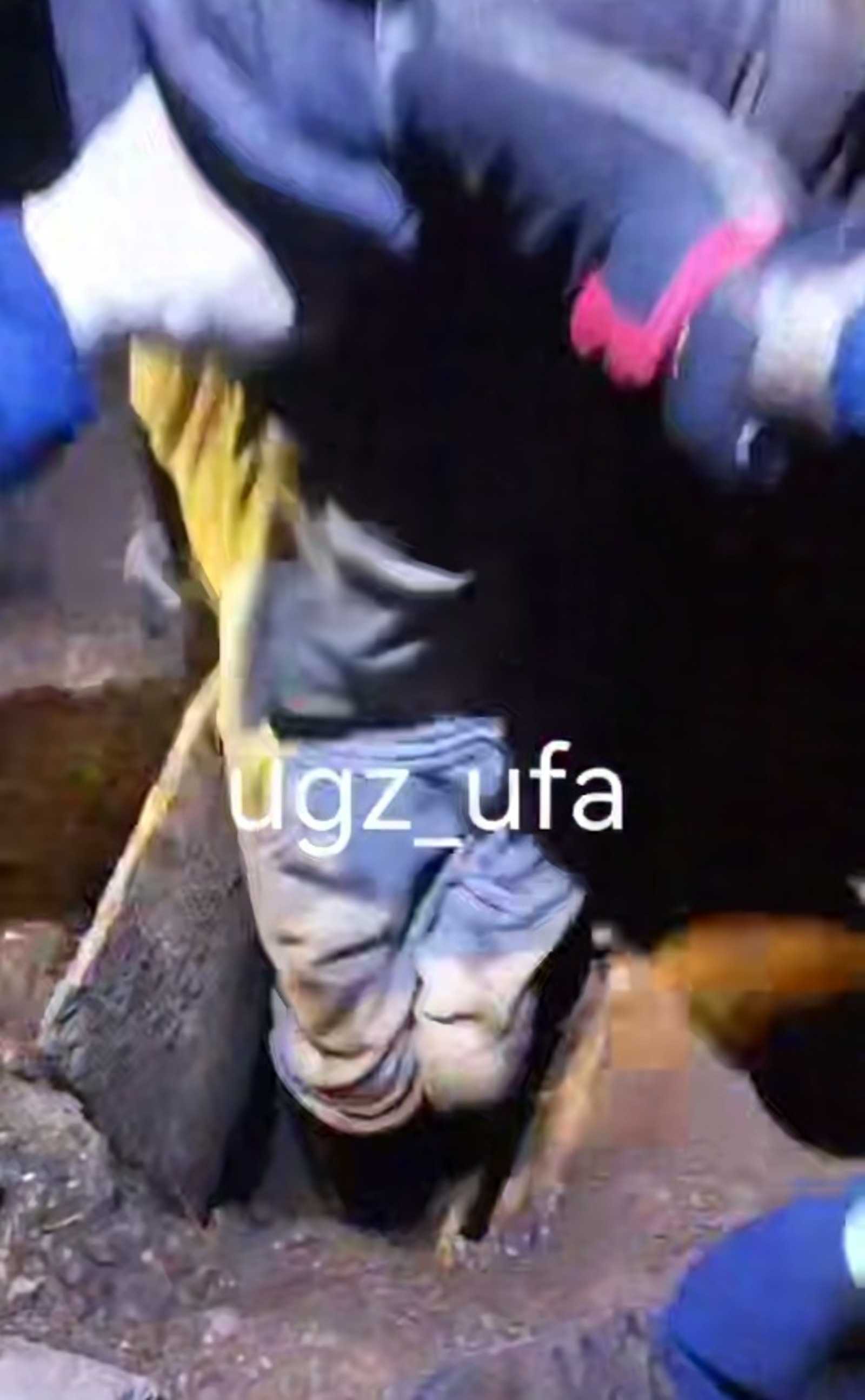 Уфимка два часа провела в яме на проспекте Октября