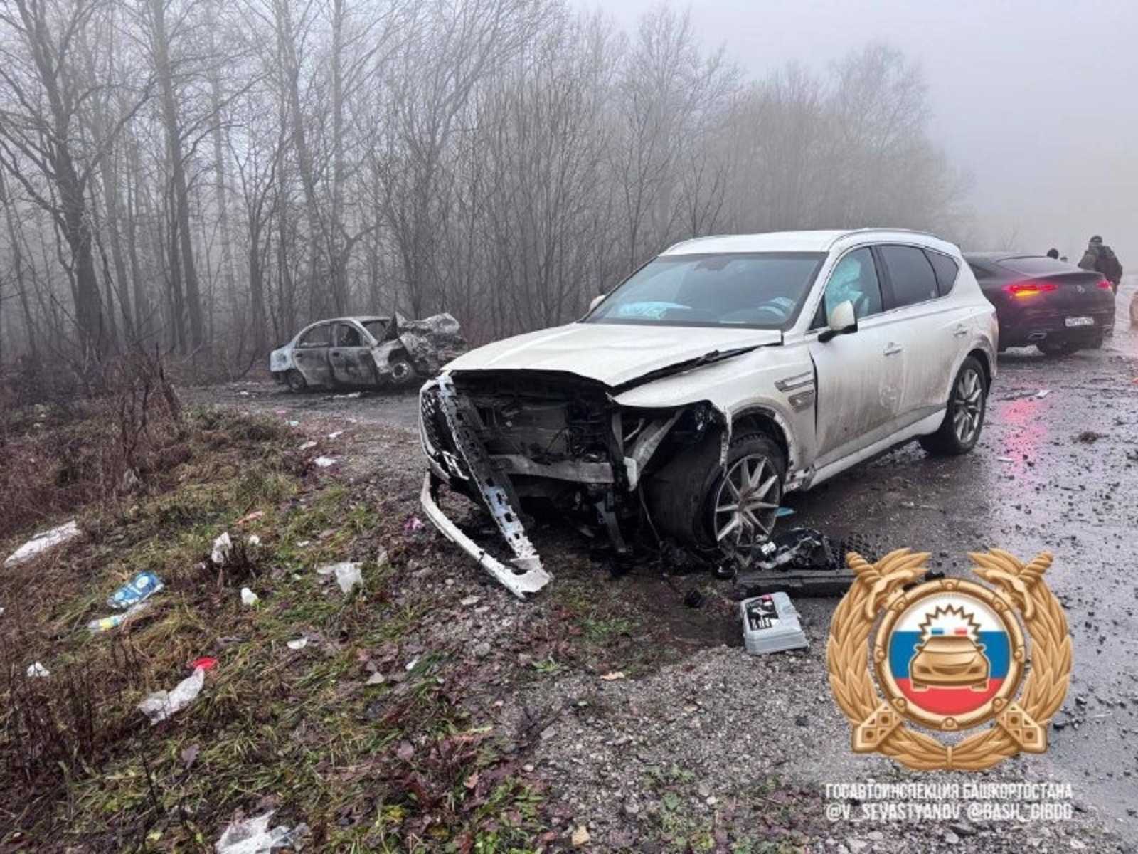 В Башкирии после лобового столкновения загорелся автомобиль