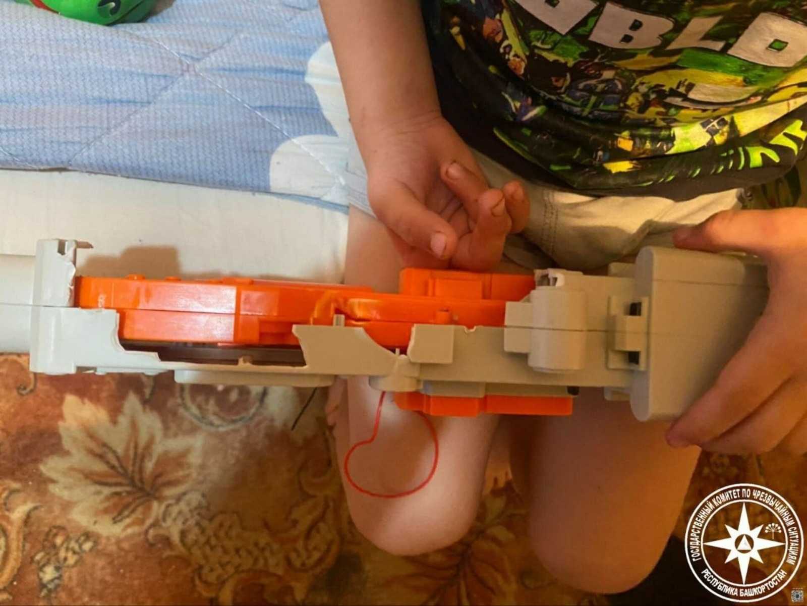 Под Уфой спасатели помогли ребенку, у которого застрял палец в игрушке