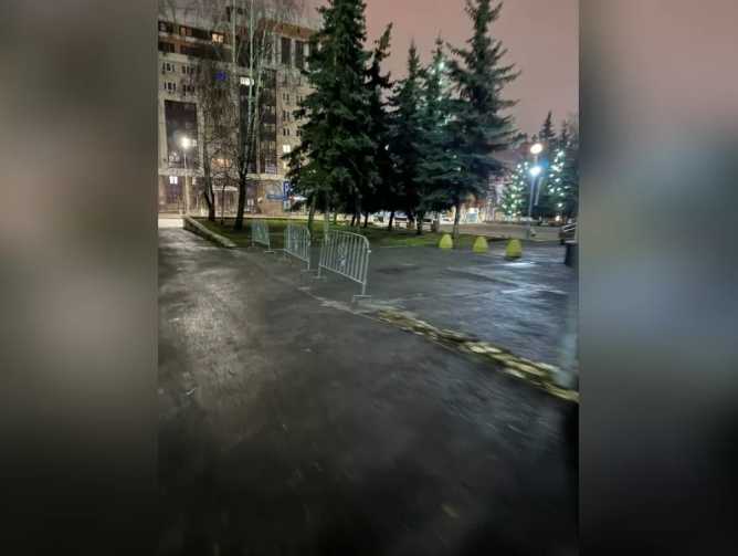 Чиновники Ленинского района Уфы огородили бесплатную парковку для себя