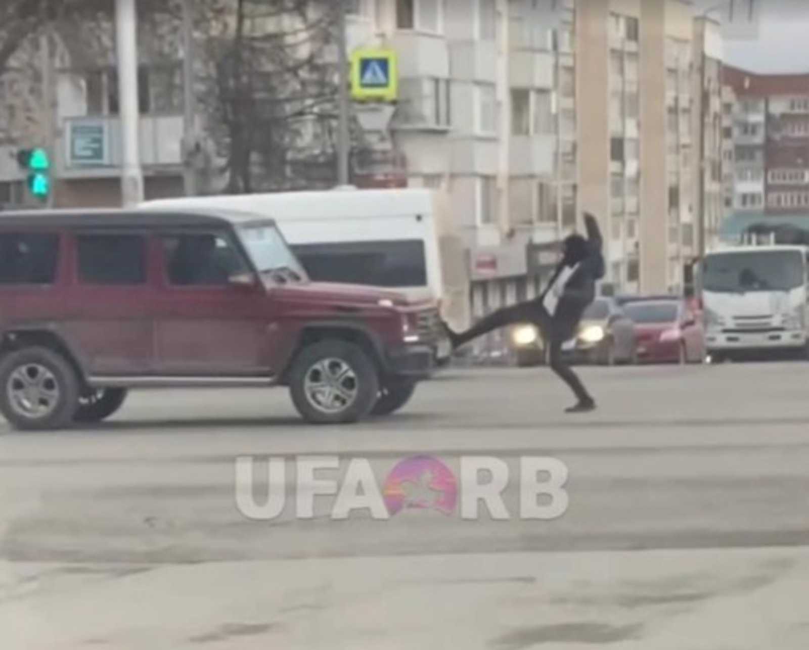 Неадекватный мужчина в балаклаве атаковал машины в Уфе