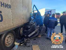 В Уфе водитель «ГАЗели» застрял в кабине после аварии на М-5