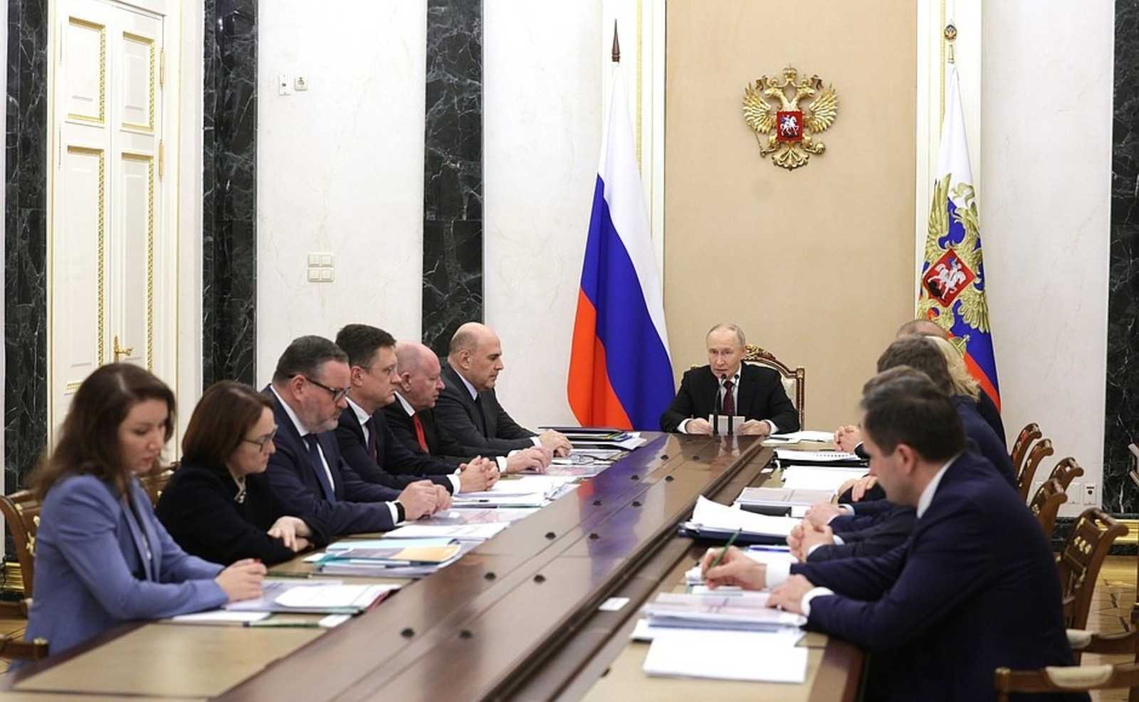 Путин объявил о новой «семейной выплате» для семей с двумя детьми и более — НДФЛ снизят до 6%