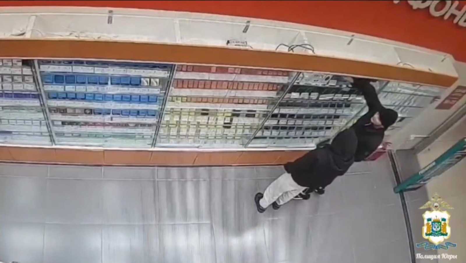 МВД: Двоих уфимцев задержали за кражу 12 телефонов в ТЦ Сургута