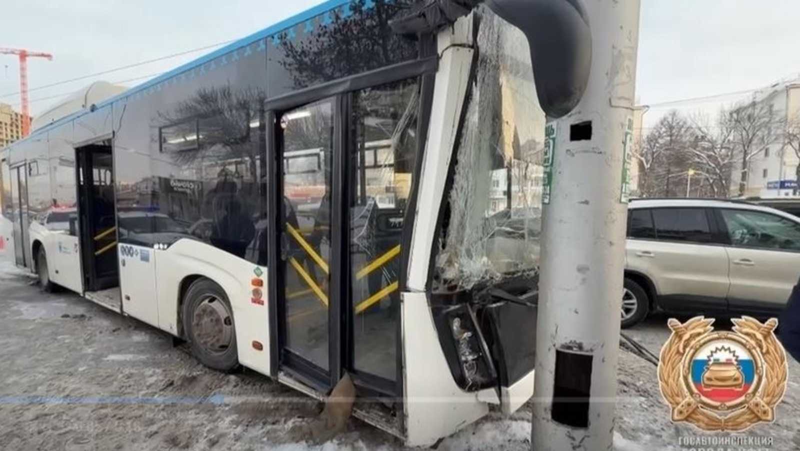 В Уфе автобус с пассажирами въехал в столб после ДТП с иномаркой