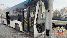 В Уфе автобус с пассажирами въехал в столб после ДТП с иномаркой