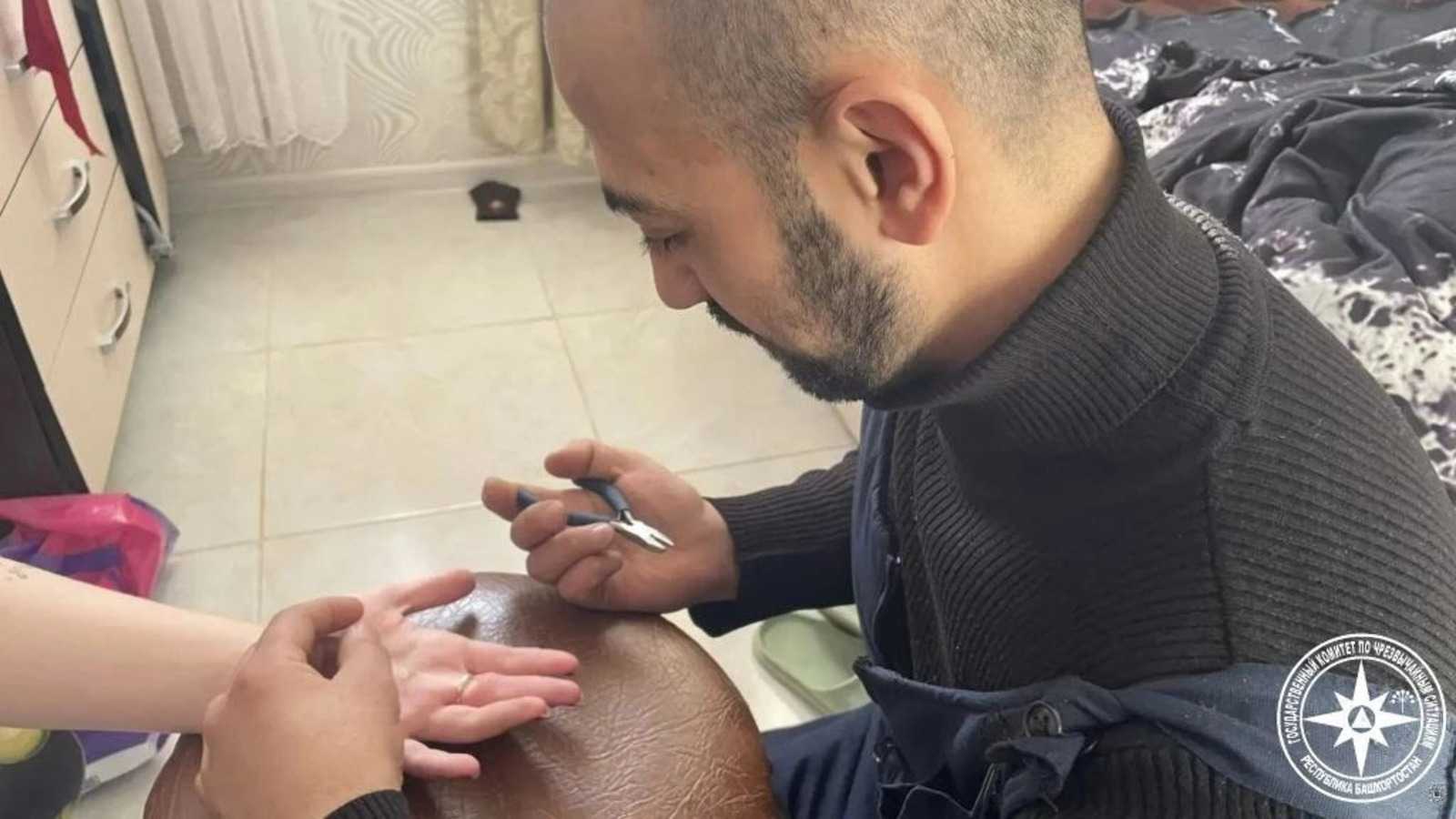 Уфимском районе спасатели помогли девушке избавиться от тесного украшения