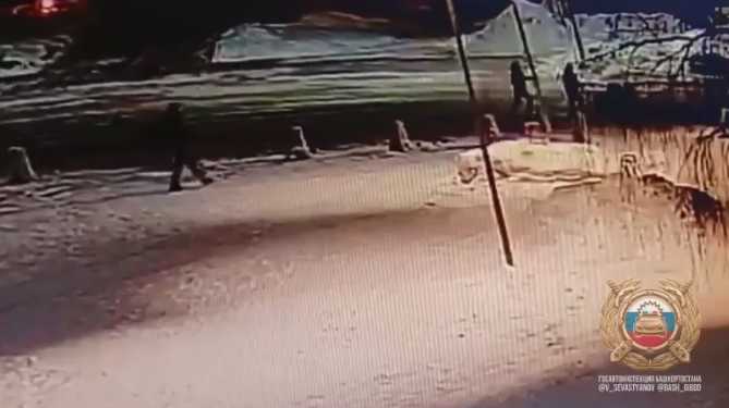 В Башкирии пьяный водитель сбил мать с двумя детьми на переходе и скрылся