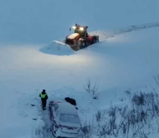 В Башкирии инспекторы ДПС помогли водителю выбраться из оврага