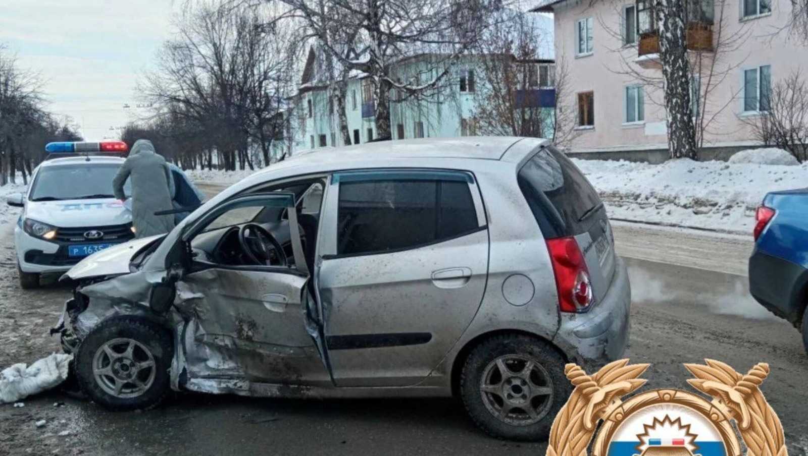 В Башкирии женщина и ребенок попали в больницу после ДТП с двумя Kia