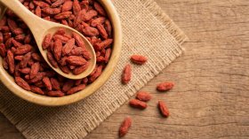 Она способна повернуть время вспять и замедлить старение: врач рассказала о чудо-ягоде из Тибета