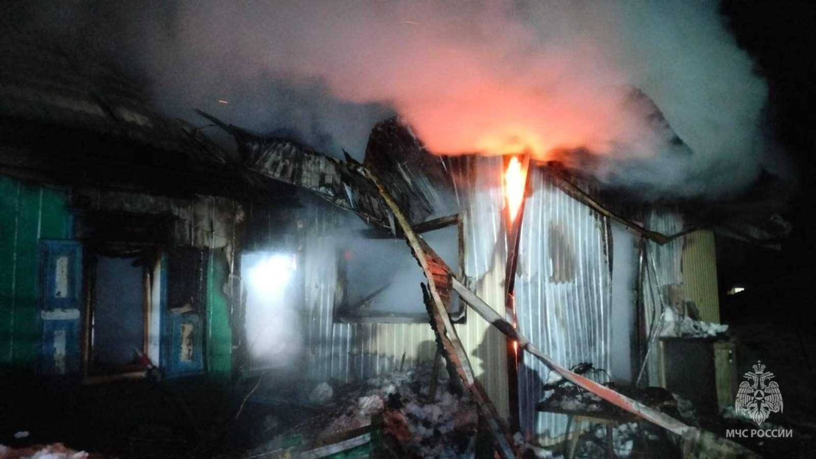 Многодетная семья в Башкирии лишилась жилья из-за ночного пожара