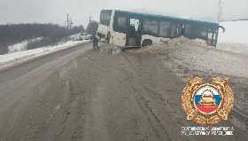 На трассе М-7 в Башкирии столкнулись автобус НефАЗ и Skoda Octavia