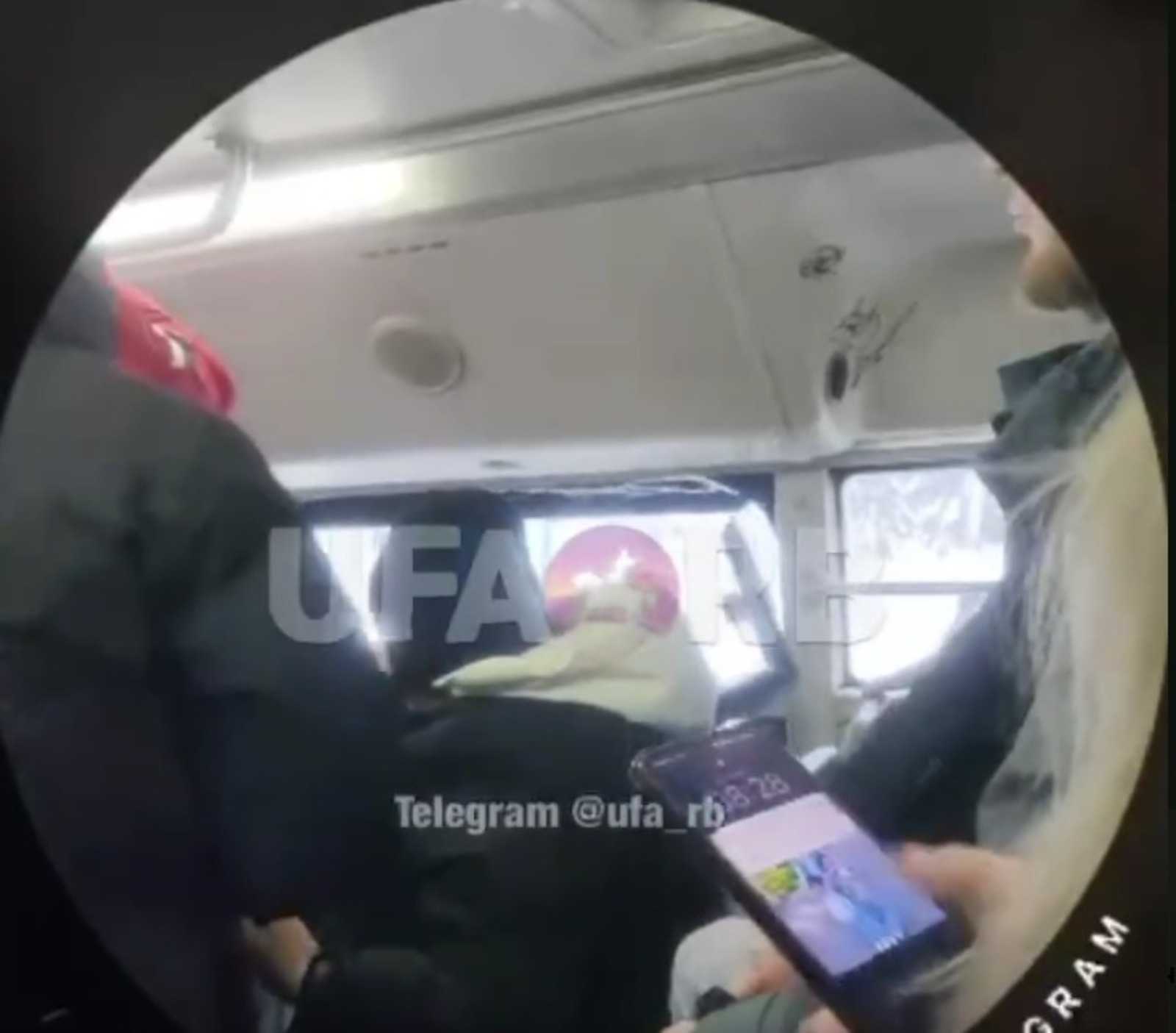 В Уфе пассажирка разбила окно автобуса локтем