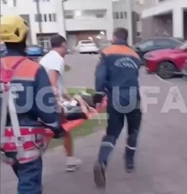 В Уфе ребенок сорвался с забора возле парковки и упал на бетон